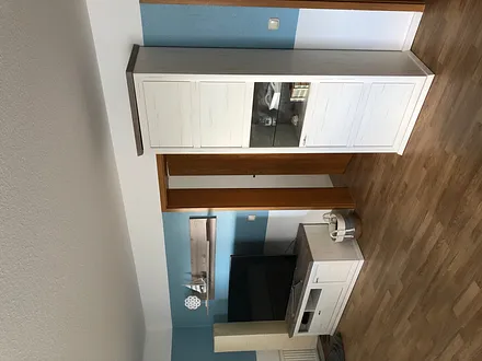 Wohnzimmer und Blick zum Schlafzimmer