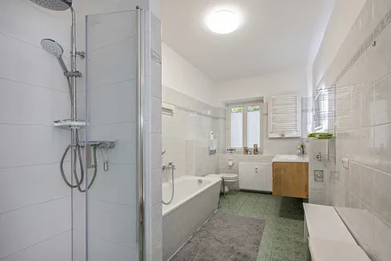 Bad mit Dusche und Badewanne