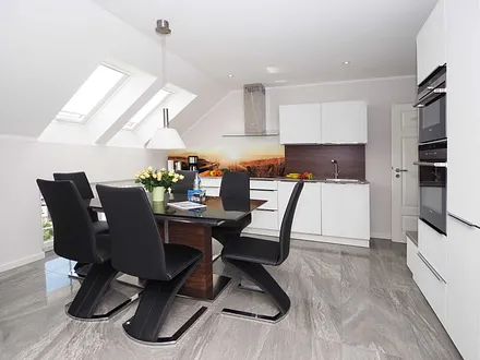 offene Küche mit Esstisch