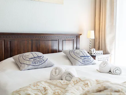 Das 1. Schlafzimmer mit einem Doppelbett