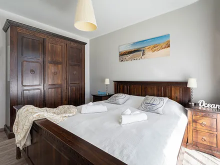 Das 1. Schlafzimmer mit einem Doppelbett und einem Kleiderschrank