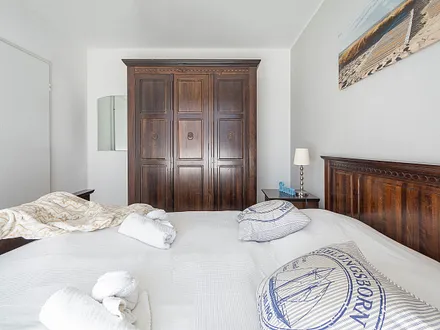 Das 1. Schlafzimmer mit einem Doppelbett und einem Kleiderschrank