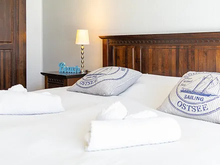 Das 1. Schlafzimmer mit einem Doppelbett