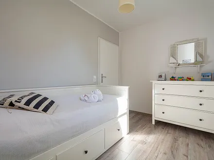 Das 2. Schlafzimmer mit einem Kojenbett und einer Kommode