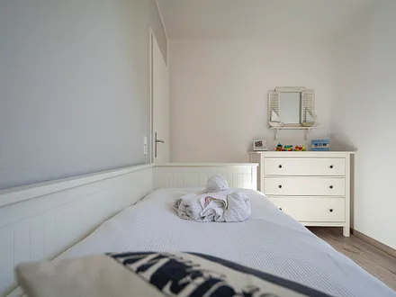 Das 2. Schlafzimmer mit einem Kojenbett und einer Kommode