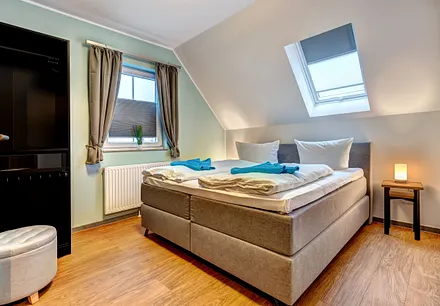 1. Schlafzimmer mit Boxspringbett