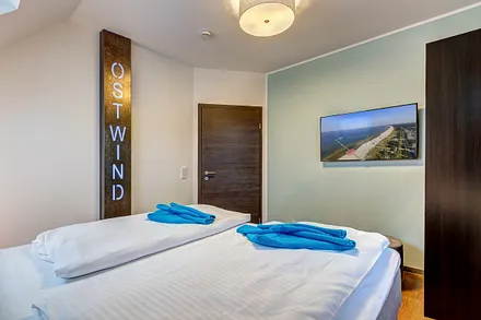 1. Schlafzimmer mit Boxspringbett