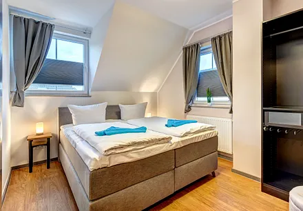 2. Schlafzimmer mit Boxspringbett