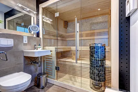 1. Bad mit Dusche und Sauna