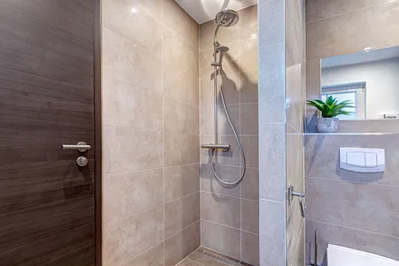 1. Bad mit Dusche und Sauna