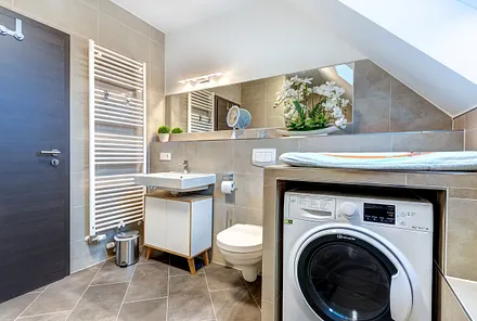 2. Bad mit Kombigerät Waschtrockner