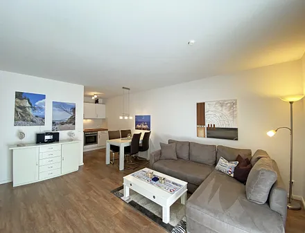 Wohnzimmer mit Couch und Esstisch