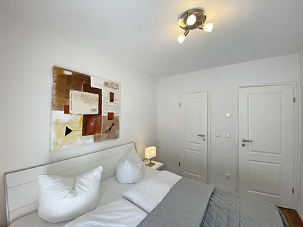 Schlafzimmer mit begehbarem Kleiderschrank