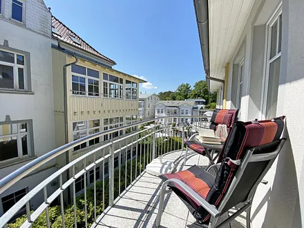 bestuhlter Balkon in ruhiger Lage