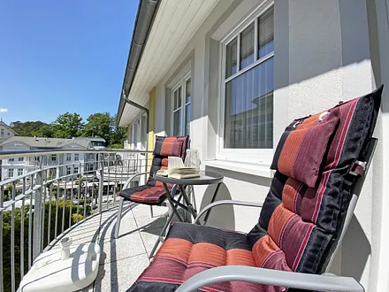 bestuhlter Balkon lädt zum Entspannen ein