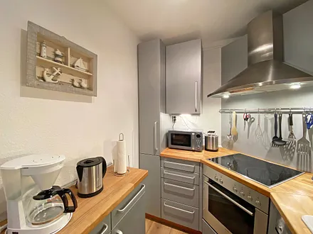 separate Küche mit Spülmaschine, Kühlschrank mit Eisfach, Mikrowelle, Ceranfeld mit Backofen, Wasserkocher, Kaffeemaschine, Senseo Padmaschine, Toaster und diversen Küchenutensilien