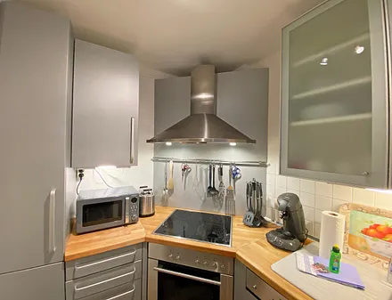 separate Küche mit Spülmaschine, Kühlschrank mit Eisfach, Mikrowelle, Ceranfeld mit Backofen, Wasserkocher, Kaffeemaschine, Senseo Padmaschine, Toaster und diversen Küchenutensilien