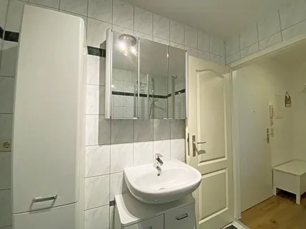 Badezimmer mit Dusche (niedriger Einstieg), WC, Schränken, Kosmetikspiegel und Fön