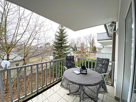 bestuhlter Balkon (Süd) mit Insektenschutztür und Strandkorb 