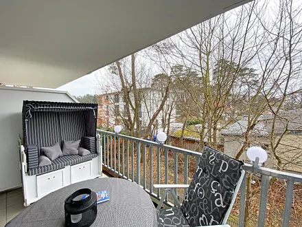 bestuhlter Balkon (Süd) mit Insektenschutztür und Strandkorb 