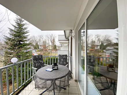 bestuhlter Balkon (Süd) mit Insektenschutztür und Strandkorb 