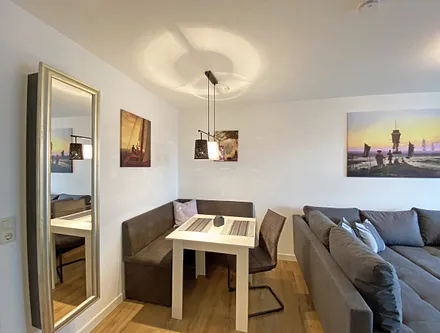 Essbereich mit Sitzbank und bequemen Stühlen