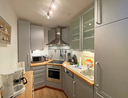 separate Küche mit Spülmaschine, Kühlschrank mit Eisfach, Mikrowelle, Ceranfeld mit Backofen, Wasserkocher, Kaffeemaschine, Senseo Padmaschine, Toaster und diversen Küchenutensilien