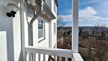 Blick entlang der Wohnung aufs Dorf