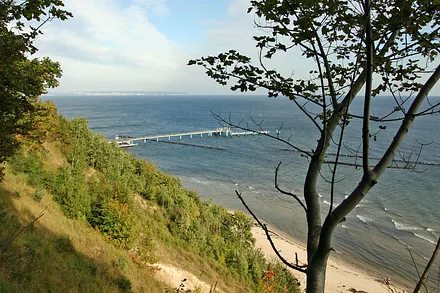 Küstenhochwanderweg mit Blick auf die Seebrücke