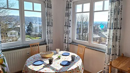 Esstisch und Blick über das Ostseebad Sellin