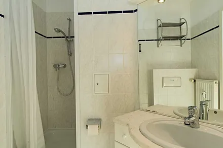 Badezimmer mit Dusche, Waschbecken und WC