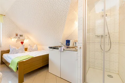 Die Dusche befindet sich im Zimmer.