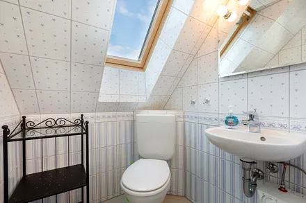 Das kleine Bad mit Waschbecken und WC.