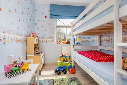 Das Kinderzimmer mit Verdunkelungsraffrollo ...