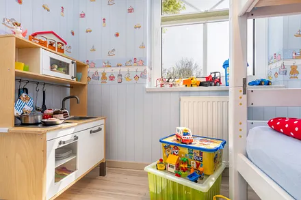 ... voll ausgestatteter Kinderküche ...