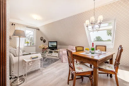 Das Wohnzimmer mit Eßbereich.