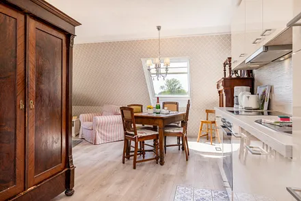 Das Wohnzimmer mit Küchenzeile.