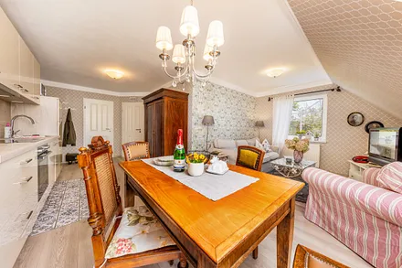 Das Wohnzimmer mit Küchenzeile und Eßbereich.