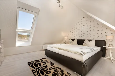 Das Elternschlafzimmer mit Doppelbett und Kleiderschrank.