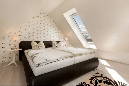 Die Fenster können mit Rollos komplett verdunkelt werden.