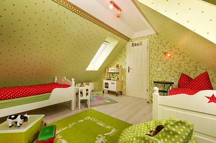 Die Fenster können mit Rollos komplett verdunkelt werden.