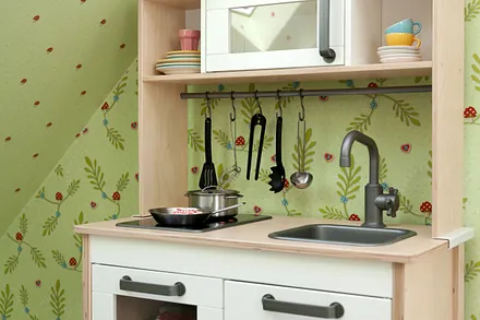 Die Kinderküche ist komplett ausgestattet.