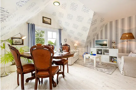 Vom großen Wohnzimmer treten Sie auf den 18m² großen möblierten Südbalkon.