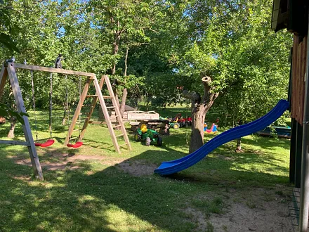 Der Spielplatz im Garten.