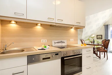 Die Küchenzeile ist komplett ausgestattet mit Backofen ...