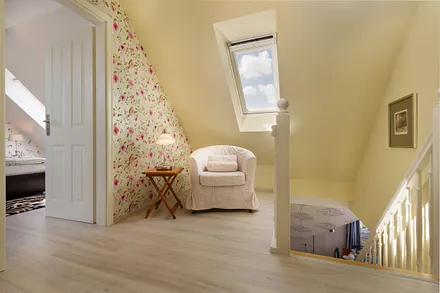 Der Spitzboden mit Blick zum Elternschlafzimmer.