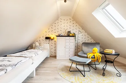 Das Schlafzimmer im Spitzboden mit 2 Einzelbetten, Radio und Fenstern mit Verdunkelung.