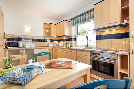 Die separate Küche im Erdgeschoss mit Geschirrspüler ...