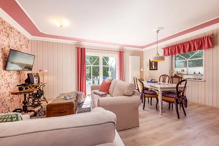 Machen Sie es sich gemütlich im großen Wohnzimmer mit 2 Sofas und komfortablem Eßplatz!