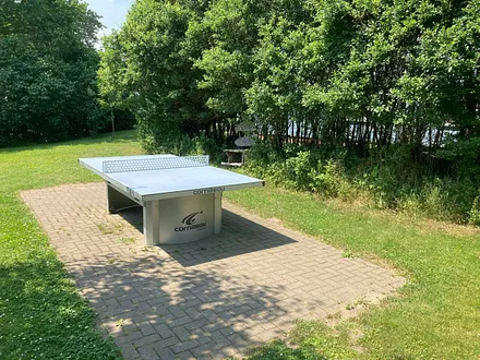 Gern können Sie die Tischtennisplatte bespielen.